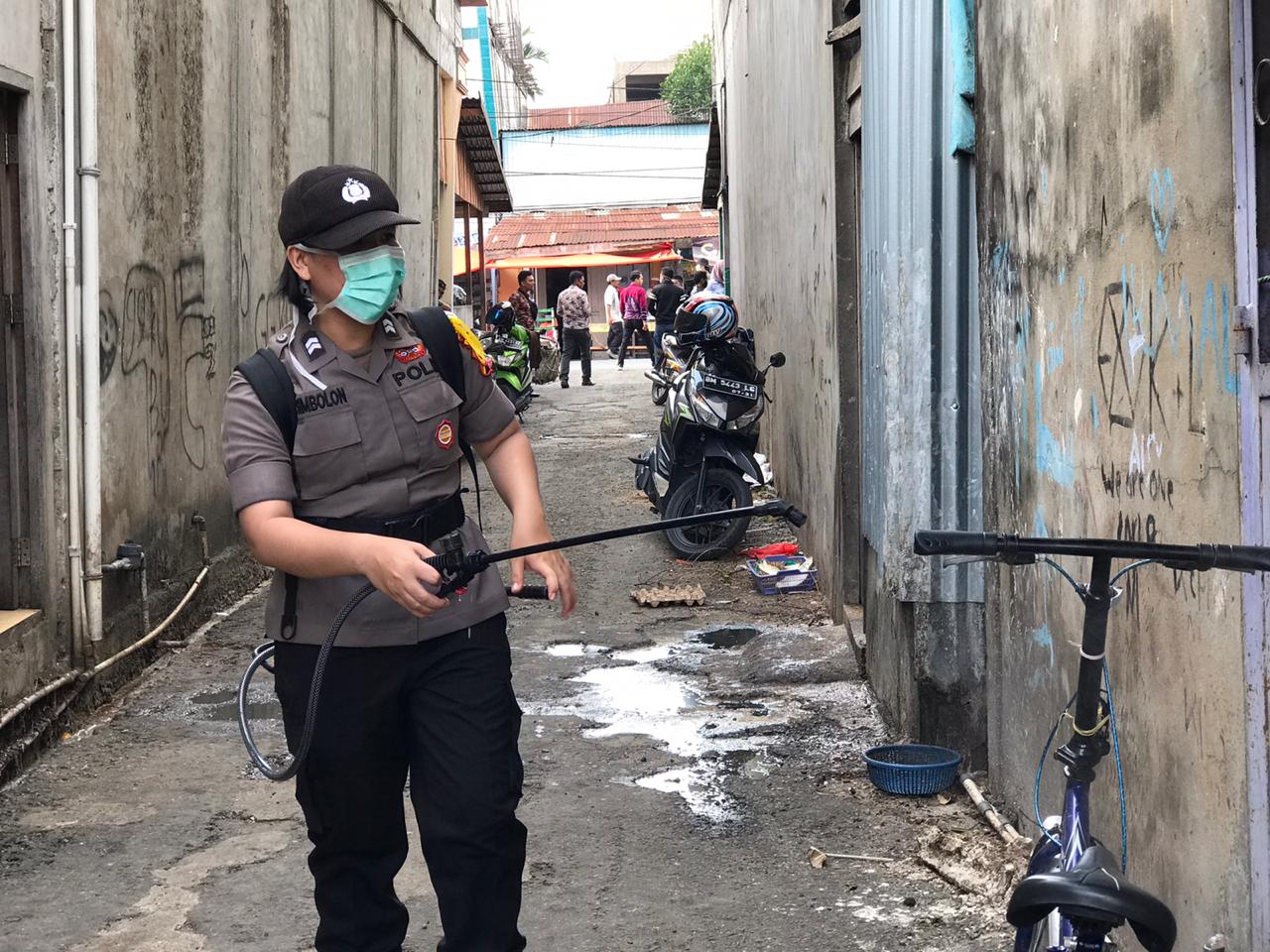 Polres Indragiri Hilir Bagikan Cairan Disinfektan Kepada Masyarakat